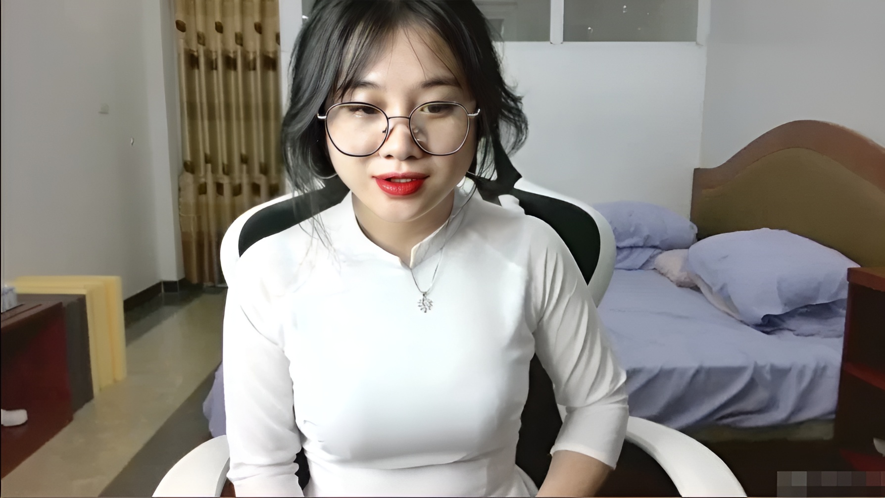 Anna in Ao Dai masturbeert....